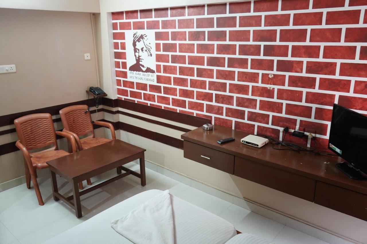 Sangeetha Tourist Home تريفِندرم المظهر الخارجي الصورة