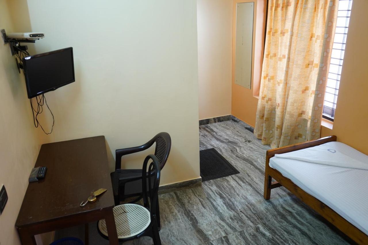 Sangeetha Tourist Home تريفِندرم المظهر الخارجي الصورة